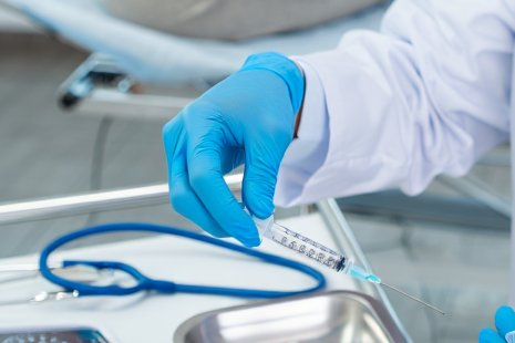 Врач проводит пациенту инъекцию, укол от алкоголизма в клинике Екатеринбурга